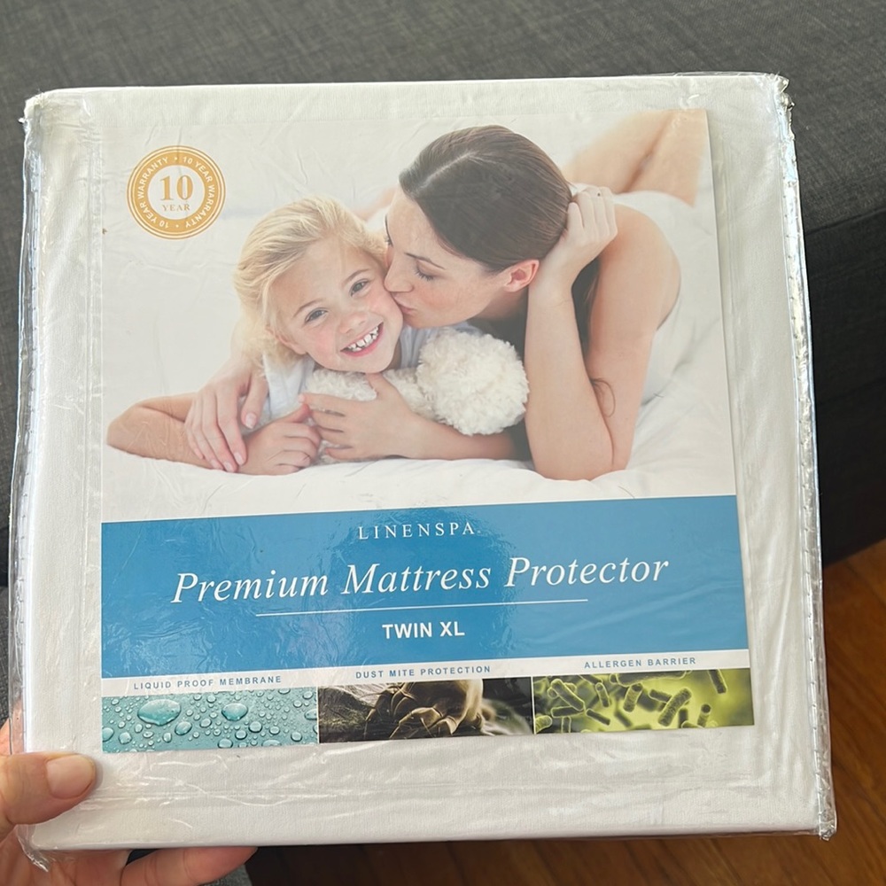 NWT Linenspa Twin XL Mattress Protector